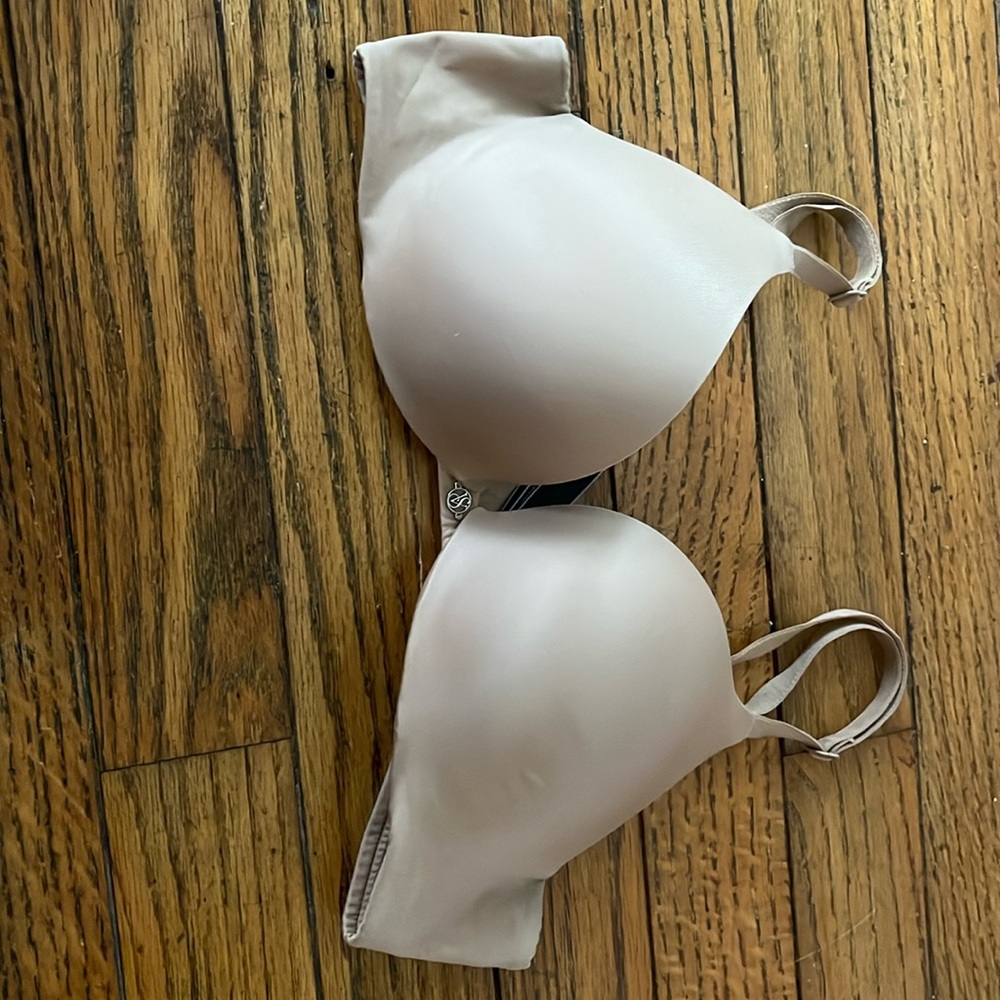 Victoria Secret very sexy push up bra. Size 32 B